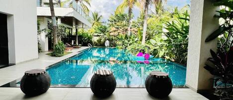 Een binnenzwembad en een buitenzwembad