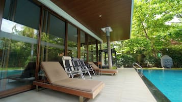Indoor pool, outdoor pool
