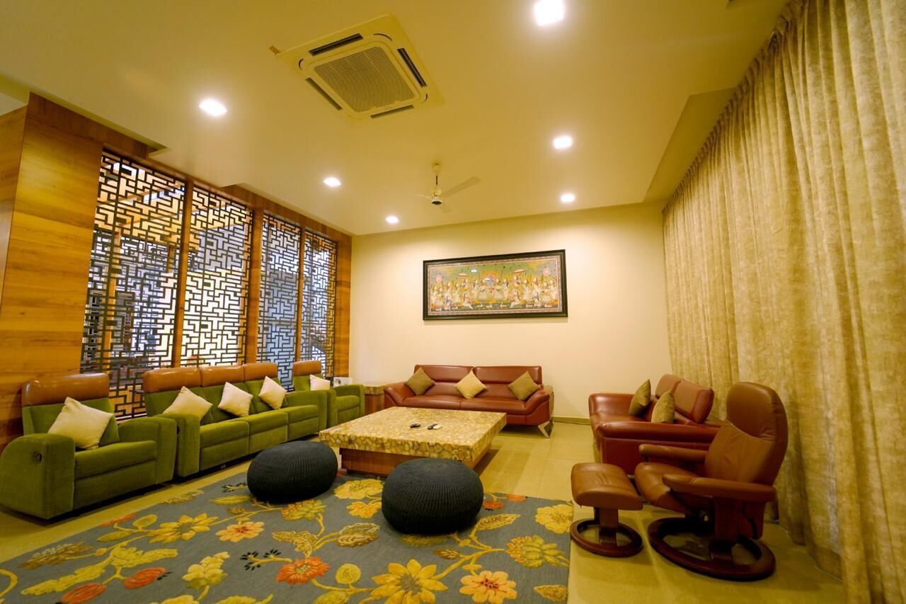 Una sala de estar con un sofá, una mesa de centro y un sillón reclinable.