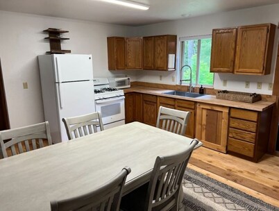 Spacious 5-bedroom cabin in marvelous Thorne Bay with WiFi