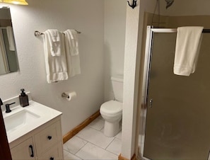 Douche, séchoir à cheveux, serviettes fournies, savon