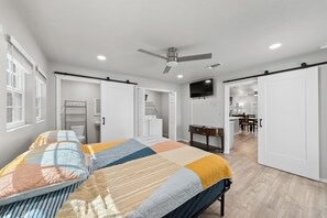 3 bedrooms, desk, travel cot, free WiFi - Charming 3 Bed Home in the Heart of San Antonio (San Antonio)