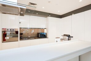 Kühlschrank, Mikrowelle, Ofen, Wasserkocher mit Kaffee-/Teezubehör