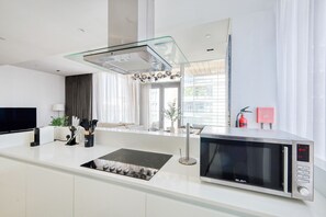 Refrigerador, microondas, horno y parrilla de estufa 