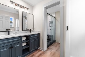Douche, serviettes fournies, savon