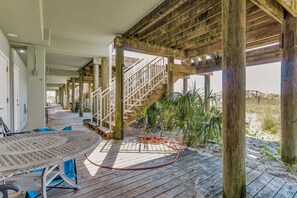 Outdoor dining - Amazing 3 Bed, 3.5 Bath, Gulf Front townhome at White Sands #425! (Pensacola Beach)