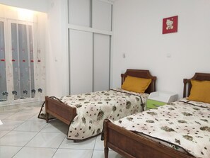 3 bedrooms, iron/ironing board, WiFi, bed sheets