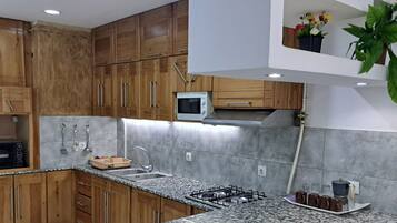 Refrigerador, microondas, horno, placa de cocina