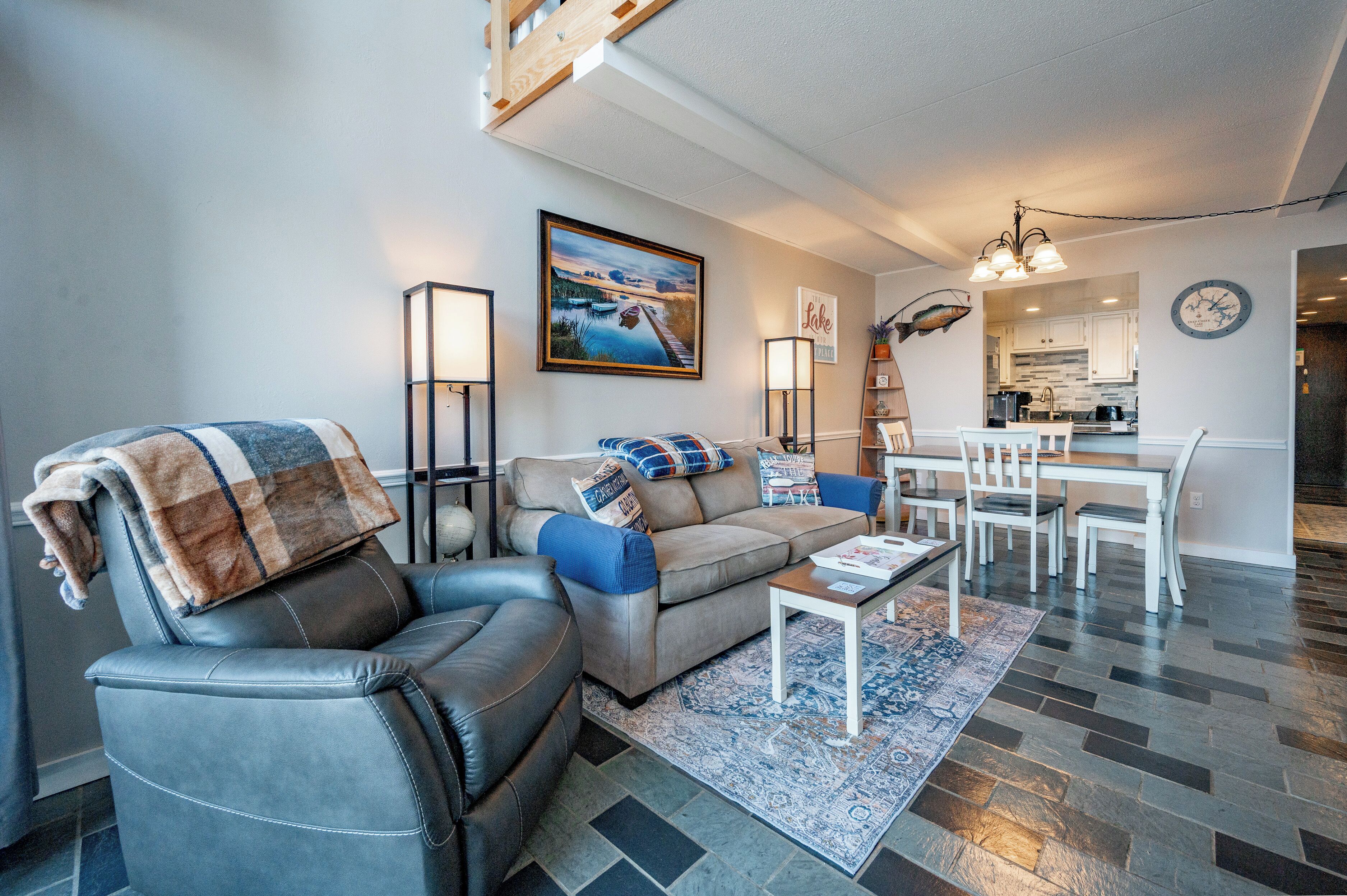 Smart TV, caminetto, videogiochi, lettore DVD