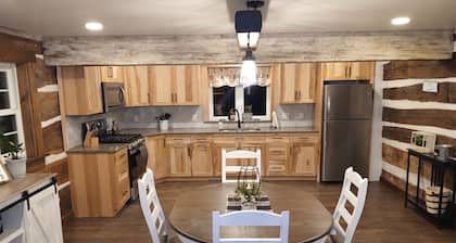 Cozy 2-bedroom cabin in charming Fawn Grove with AC, WIFI & walking trail.