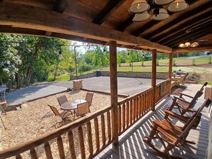 Outdoor dining - Cozy 2-bedroom cabin in charming Fawn Grove with AC, WIFI & walking trail.  (Fawn Grove)