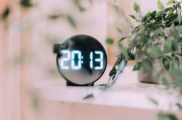 A digital clock displaying 20:13 on a round, black surface. - Minimalist Loft 505 (Osaka)