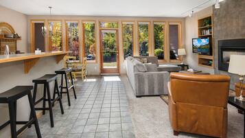 TV connectée, cheminée, lecteur de DVD