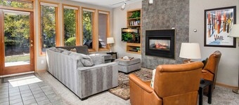 Mtn Views and a Short Walk to Gondola, SV13E