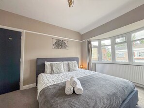 3 bedrooms, desk, iron/ironing board, travel crib