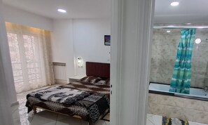 Serviettes fournies, papier toilette