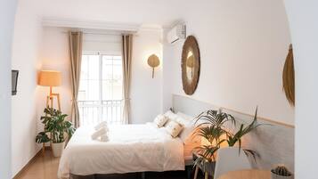 Estudio superior | Decoración personalizada, muebles diferentes y cortinas blackout