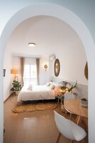 Estudio superior | Decoración individual, mobiliario individual, cortinas opacas