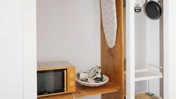 Comfort studio | Privékeuken | Een koelkast, een microgolfoven
