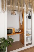 Estudio Confort | Cocina privada | Nevera en la zona común y microondas en la zona común