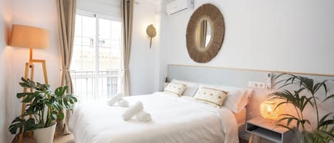 Estudio superior | Decoración personalizada, muebles diferentes y cortinas blackout