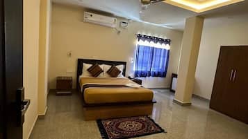 Deluxe Double Room | Laptop workspace, soundproofing