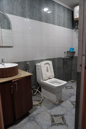 Chambre Deluxe double | Salle de bain | Douche, serviettes fournies, savon, shampooing