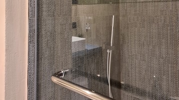 Standard-Doppelzimmer | Dusche im Bad