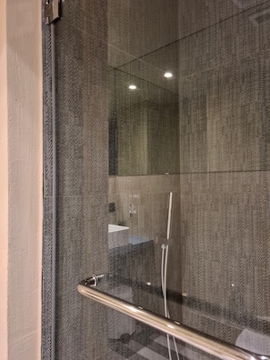 Standard Double Room | Bathroom shower