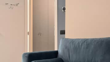 Habitación doble Deluxe | Área de sala de estar | Televisión de 42 pulgadas con canales digitales