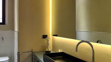 Deluxe-Doppelzimmer | Badezimmer | Hausschuhe