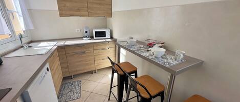 Frigorifero, microonde, forno, piano cottura