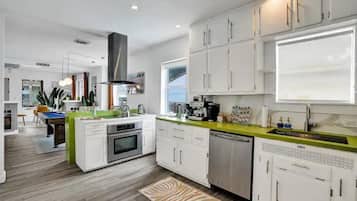 House | Private kitchen | Fridge, microwave, oven, stovetop