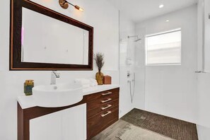 House | Bathroom | Shower, towels