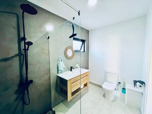 Dusche, Haartrockner, Handtücher, Seife