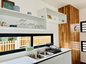 Interior - Into the Sun Charming 3-bedroom house with AC and WiFi in peaceful Albion (Albion)