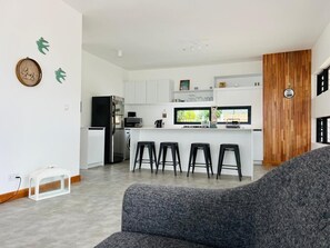 Living area - Into the Sun Charming 3-bedroom house with AC and WiFi in peaceful Albion (Albion)