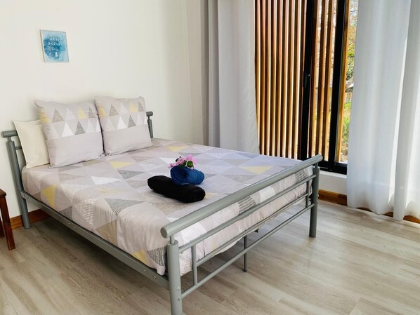 3 bedrooms, iron/ironing board, WiFi, bed sheets