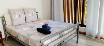 Into the Sun Charming 3-bedroom house with AC and WiFi in peaceful Albion