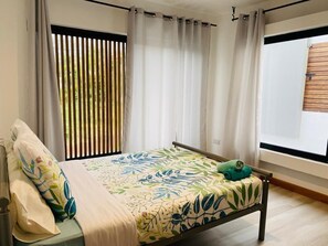 3 bedrooms, iron/ironing board, WiFi, bed sheets - Into the Sun Charming 3-bedroom house with AC and WiFi in peaceful Albion (Albion)