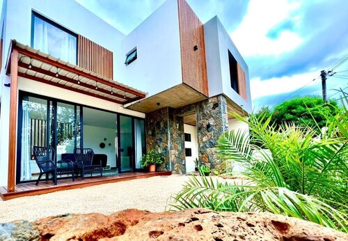 Into the Sun Charming 3-bedroom house with AC and WiFi in peaceful Albion