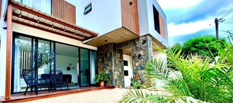 Into the Sun Charming 3-bedroom house with AC and WiFi in peaceful Albion