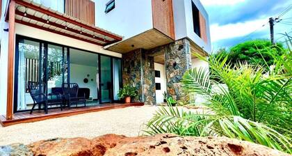 Into the Sun Charming 3-bedroom house with AC and WiFi in peaceful Albion