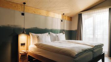 Une chambre à coucher avec un cadre de lit en bois, du linge de lit blanc et deux lampes de chevet.