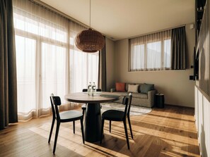 Studio Apartment Bunderspitz, Balcony, Mountain View | Vardagsrum | 50-tums platt-tv med digitalkanaler