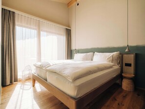 Apartment Chuenis, balcony, mountain view | Allergitestade sängkläder och värdeförvaringsskåp på rummet