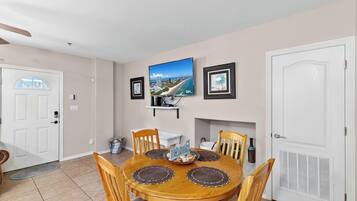 Condo, Balcony | In-room dining