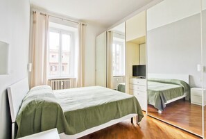 2 عدّة غرف نوم ومكتب ومكواة/لوح كي وسرير سفر