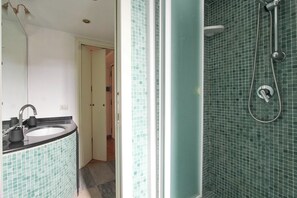 Douche, séchoir à cheveux, bidet, serviettes fournies