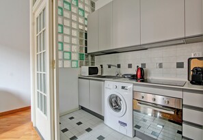 ثلاجة، ميكروويف، فرن، موقد طهي مسطح